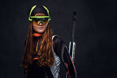 Kızıl saçlı Biatlon kadın rekabetçi silah tutan.