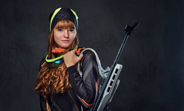 Kızıl saçlı Biatlon kadın rekabetçi silah tutan.