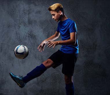 Mavi üniformalı futbol oyuncusu giyinmiş