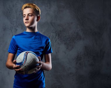 Mavi üniformalı futbol oyuncusu giyinmiş 