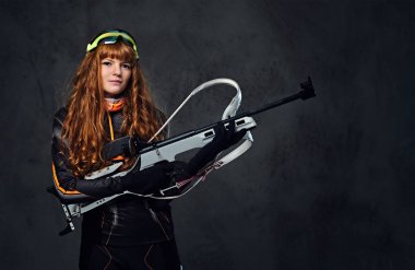 Kızıl saçlı kadın kayakçı