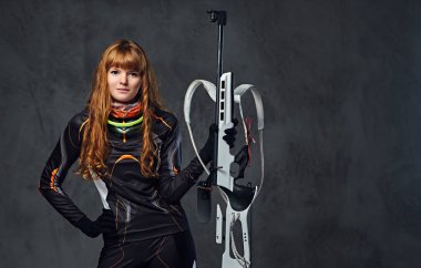 Kızıl saçlı kadın kayakçı