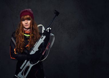 Kadın kayakçı silah tutan 