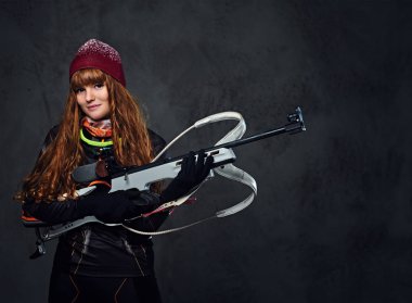 Kadın kayakçı silah tutan 