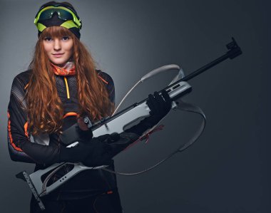 Kadın kayakçı silah tutan 