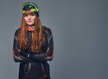 Kış spor giyim bir kızıl saçlı sportif kadın.