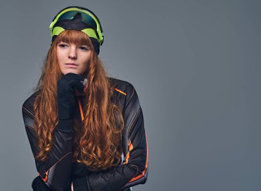 Kış spor giyim bir kızıl saçlı sportif kadın.