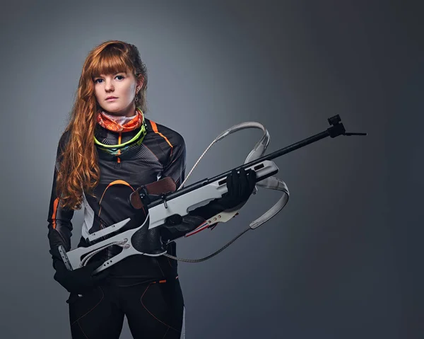 女性スキーヤーが銃を保持してください。 — ストック写真