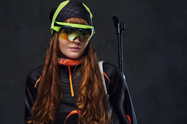 Vöröshajú Biatlon női versenyképes fegyvert tart. — Stock Fotó