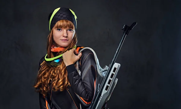 Roodharige Biatlon vrouwelijke houdt concurrerende pistool. — Stockfoto