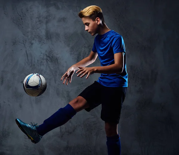 Mavi üniformalı futbol oyuncusu giyinmiş