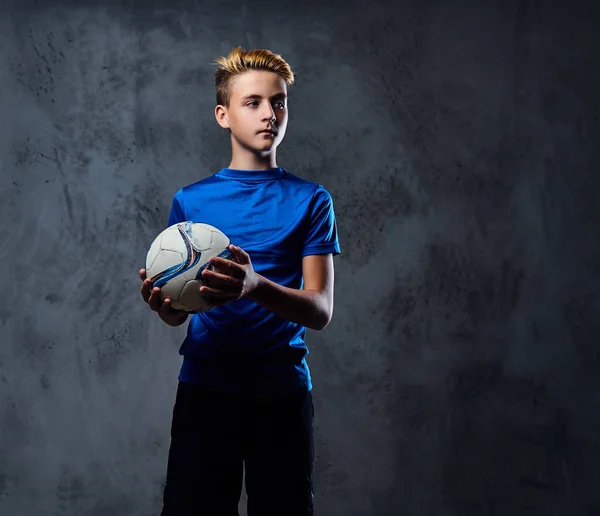 Adolescent blond, joueur de football — Photo