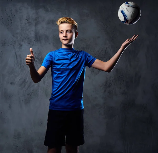 Sarışın genç bir top oynuyor.