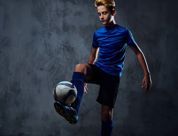Blond dospívající, fotbalista — Stock fotografie