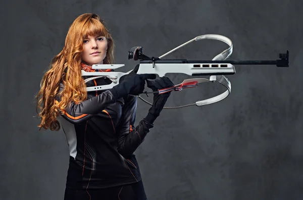 競争力のある銃を持つ赤毛メス — ストック写真