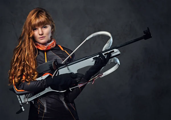 赤毛の女性スキーヤー — ストック写真