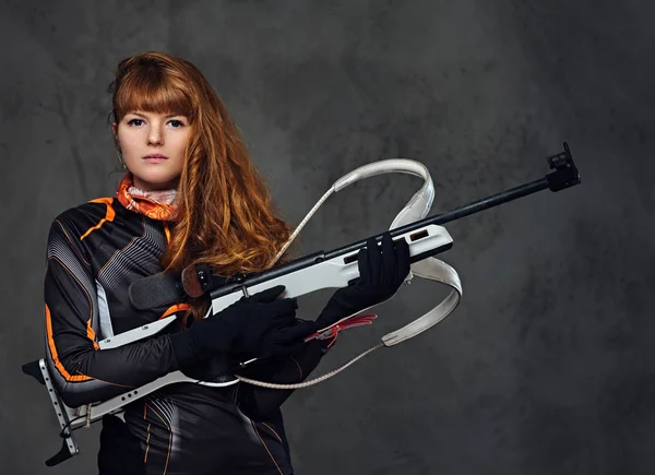 Kızıl saçlı kadın kayakçı