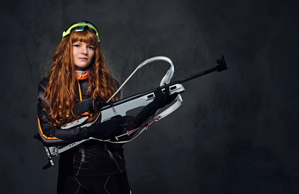 Ruda kobieta narciarz — Zdjęcie stockowe