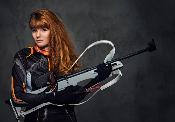 Kızıl saçlı kadın kayakçı