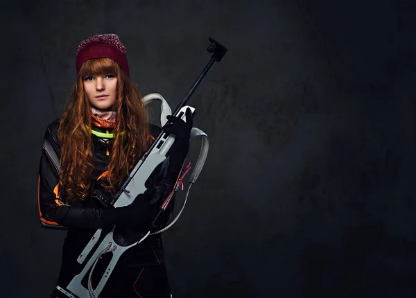 Жіночий лижник тримає пістолет — стокове фото