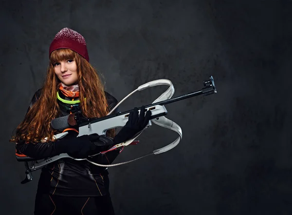 女子滑雪运动员拿着枪 — 图库照片