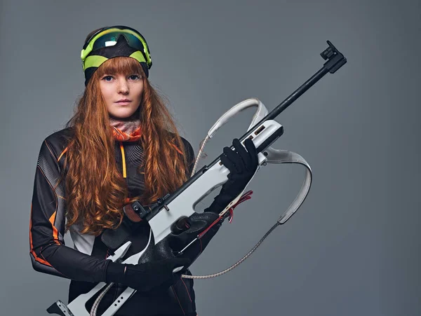 Esquiadora feminina segura uma arma — Fotografia de Stock