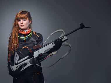 Kızıl saçlı kadın kayakçı Studio portresi