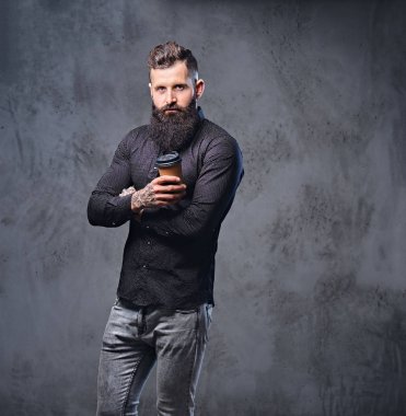 Şık sakallı erkek siyah gömlekli