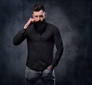 Şık sakallı erkek siyah gömlekli