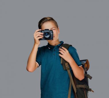 Okul öncesi çocuk fotoğraf makinesi ile fotoğraf çekmek