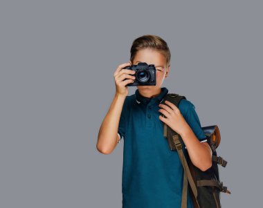 Okul öncesi çocuk fotoğraf makinesi ile fotoğraf çekmek