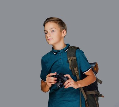 Okul öncesi çocuk fotoğraf makinesi ile fotoğraf çekmek