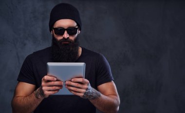 Sakallı vahşi erkek tutar tablet Pc