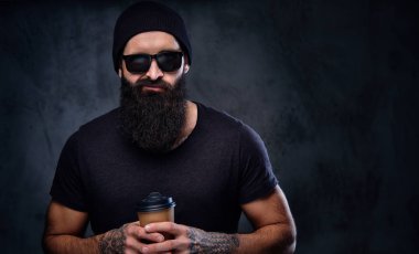 Acımasız sakallı dövmeli adam