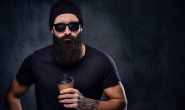 Erkek içecekler kahve götürün.