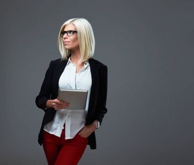 Sarışın kadın gözlük tablet Pc tutar.