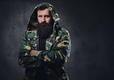 Çapraz kolları olan kentsel bakmak sakallı erkek