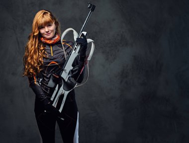 Kızıl saçlı kadın kayakçı Studio portresi