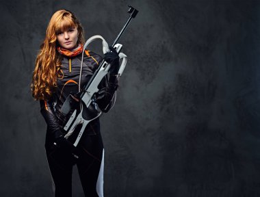 Kızıl saçlı kadın kayakçı Studio portresi