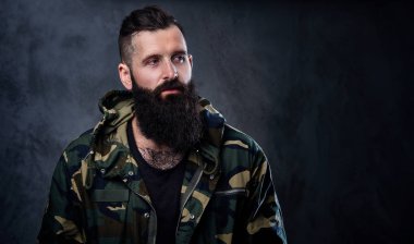 Sakallı erkek bir Kamuflaj ceketi giymiş