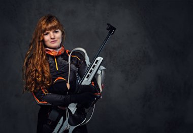 Kızıl saçlı kadın kayakçı Studio portresi