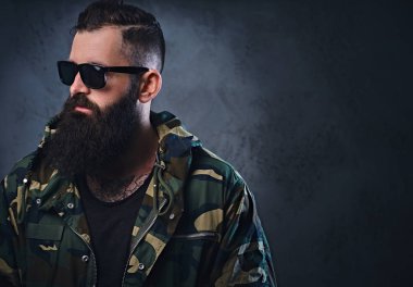 Kollarını dövmeler olan adam