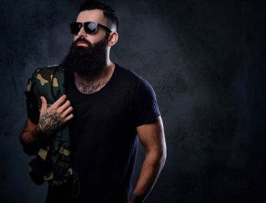 Dövmeli acımasız sakallı erkek