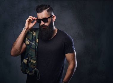 Kollarını dövmeler ile acımasız sakallı erkek