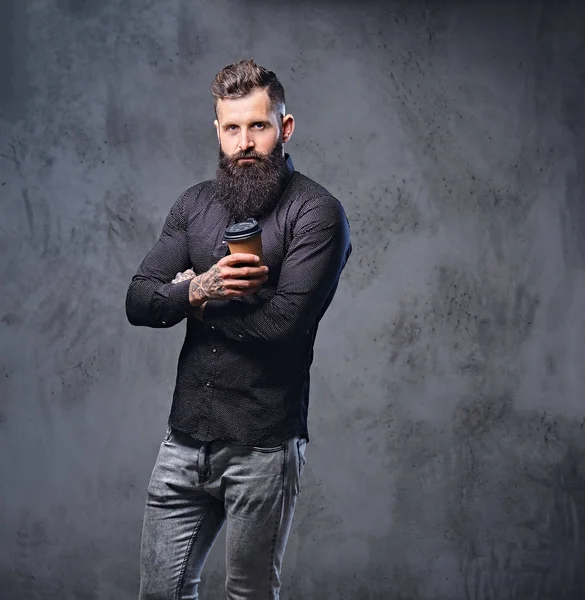 Şık sakallı erkek siyah gömlekli