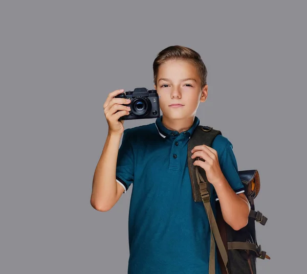Хлопчик дошкільнята фотографує з камерою — стокове фото