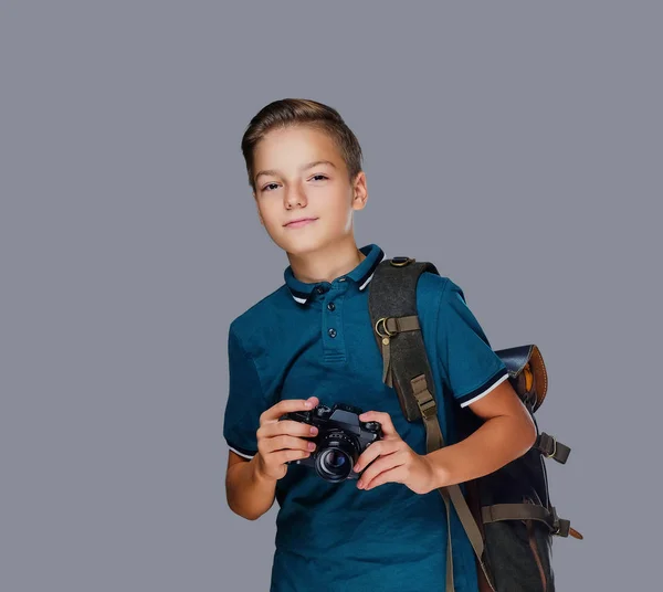 Menino pré-escolar tirando fotos com câmera — Fotografia de Stock