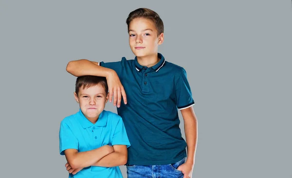 Junge legte seinen Arm auf wütenden kleinen Jungen — Stockfoto