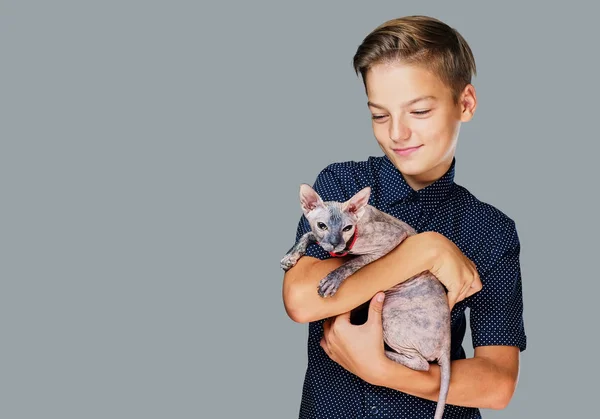 Kleine jongen houdt een kat. — Stockfoto