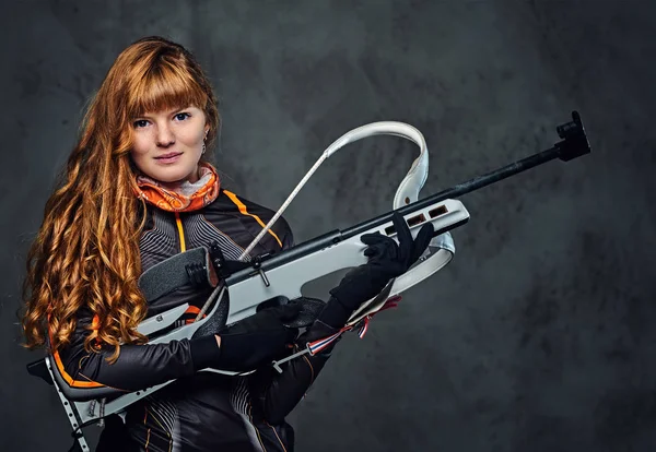 赤毛の女性スキーヤーのスタジオ ポートレート — ストック写真